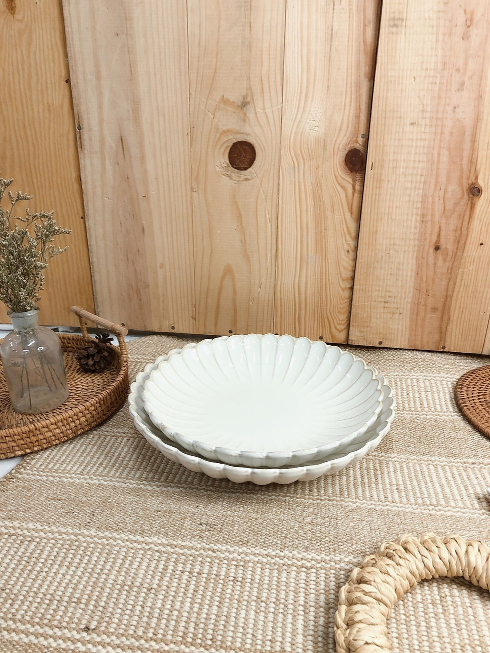 Thumbnail: Scallop x white | Shallow round bowl