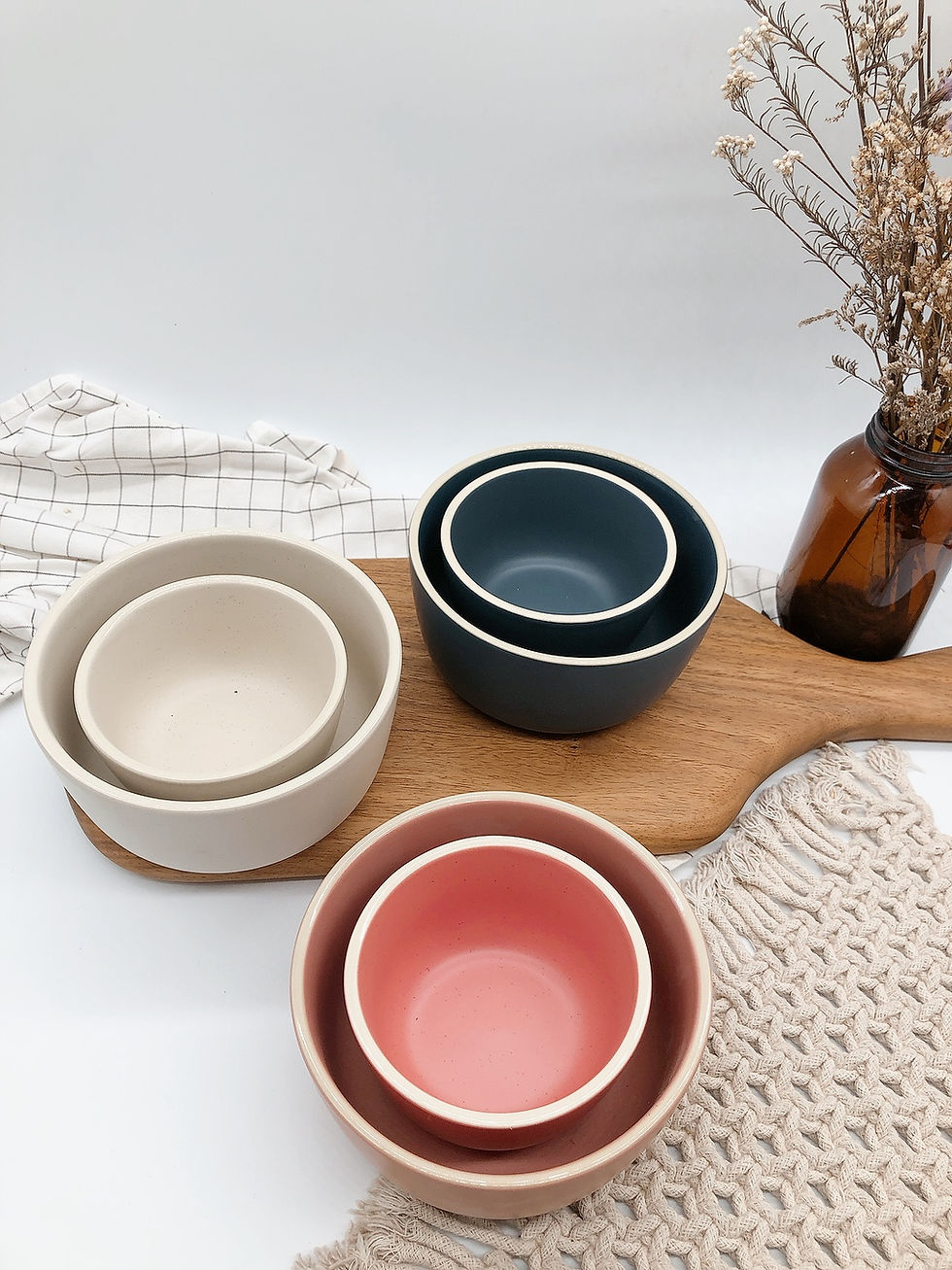 Thumbnail: Coloured bowl with white rim (3 colours x 2 sizes)
