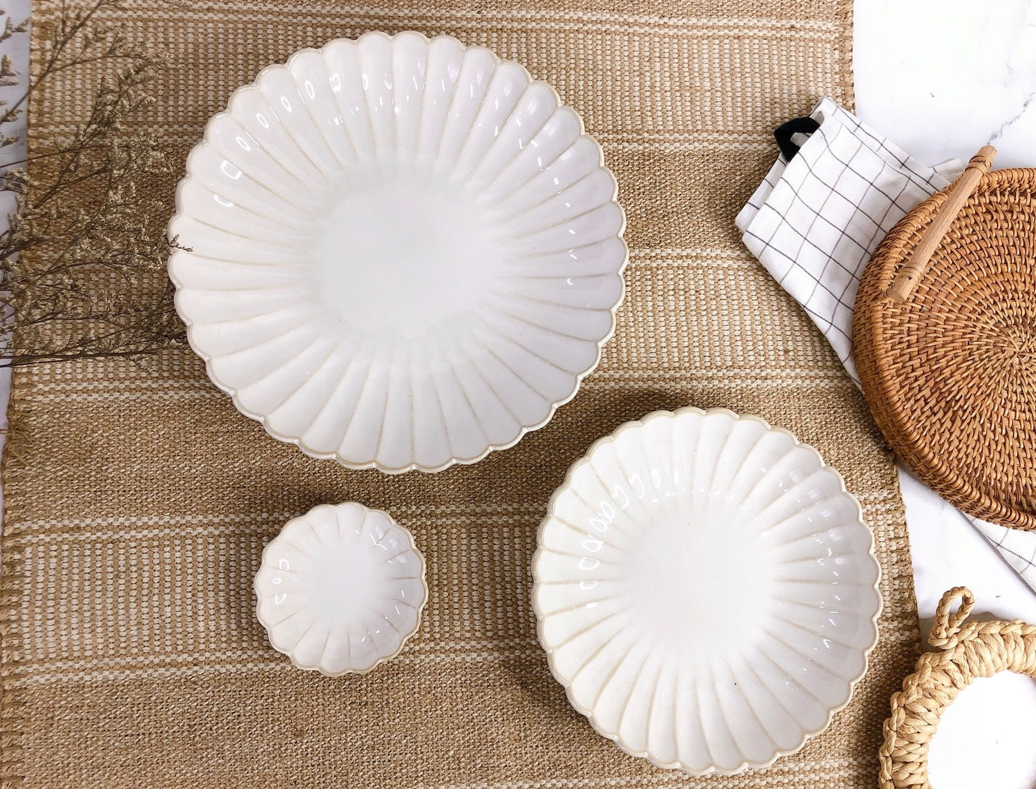 Scallop x white | Shallow round Plate (3 sizes)