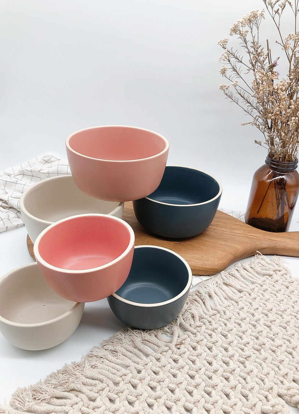 Thumbnail: Coloured bowl with white rim (3 colours x 2 sizes)