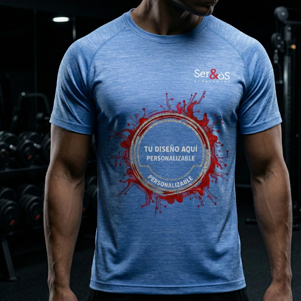 Modelo con camiseta austin azul de manga corta y ejemplo de diseño personalizado