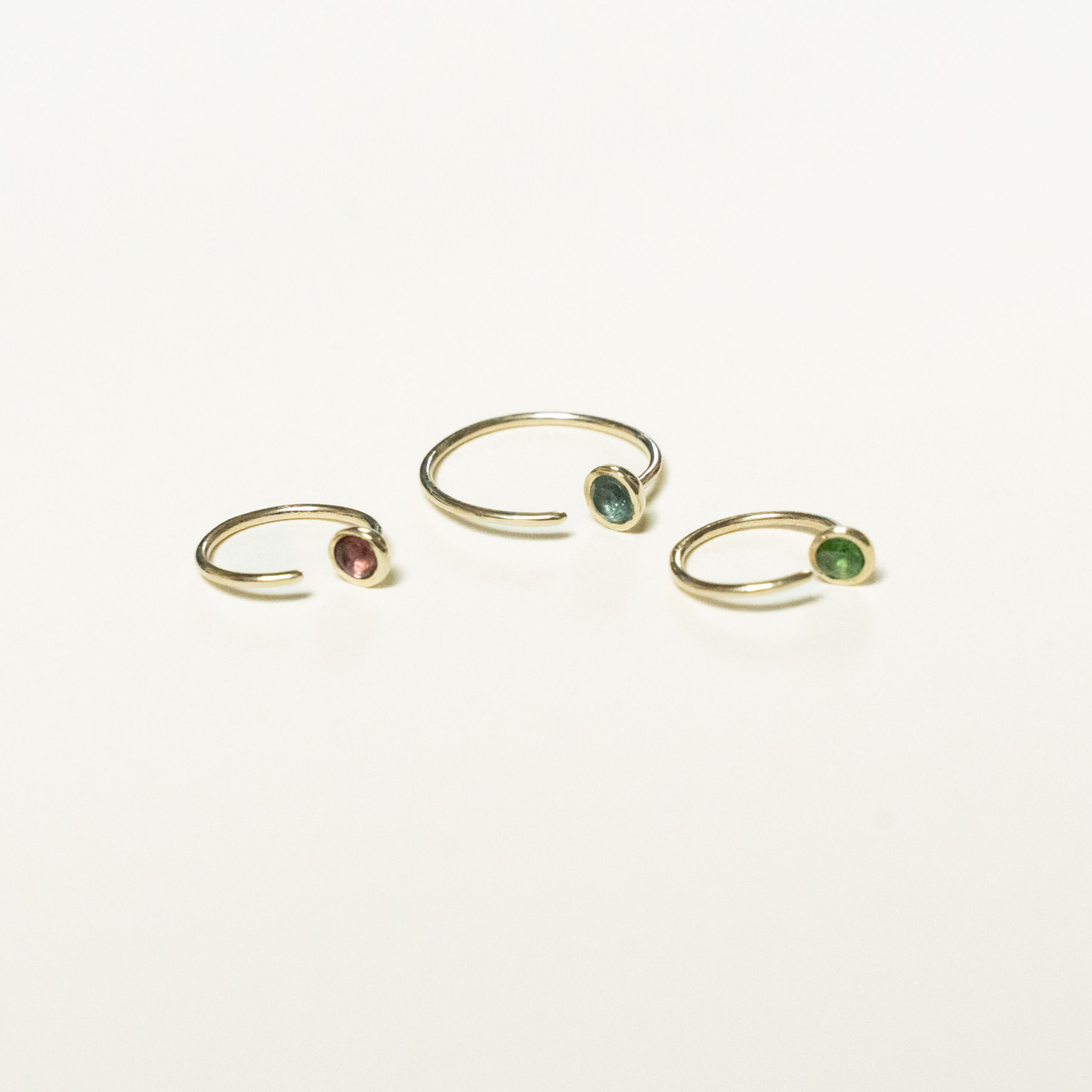 Hoop with stone -9kt gold-