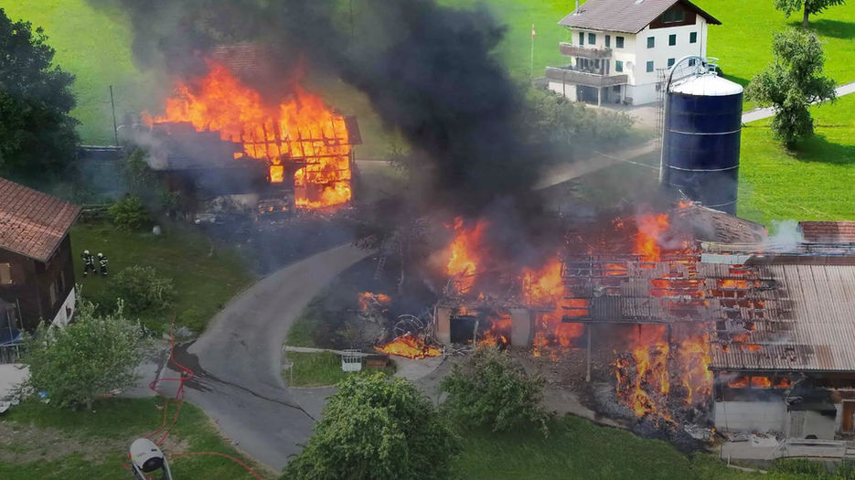 Stallbrand in Alpnach: Grosseinsatz der Feuerwehr – Tiere gerettet