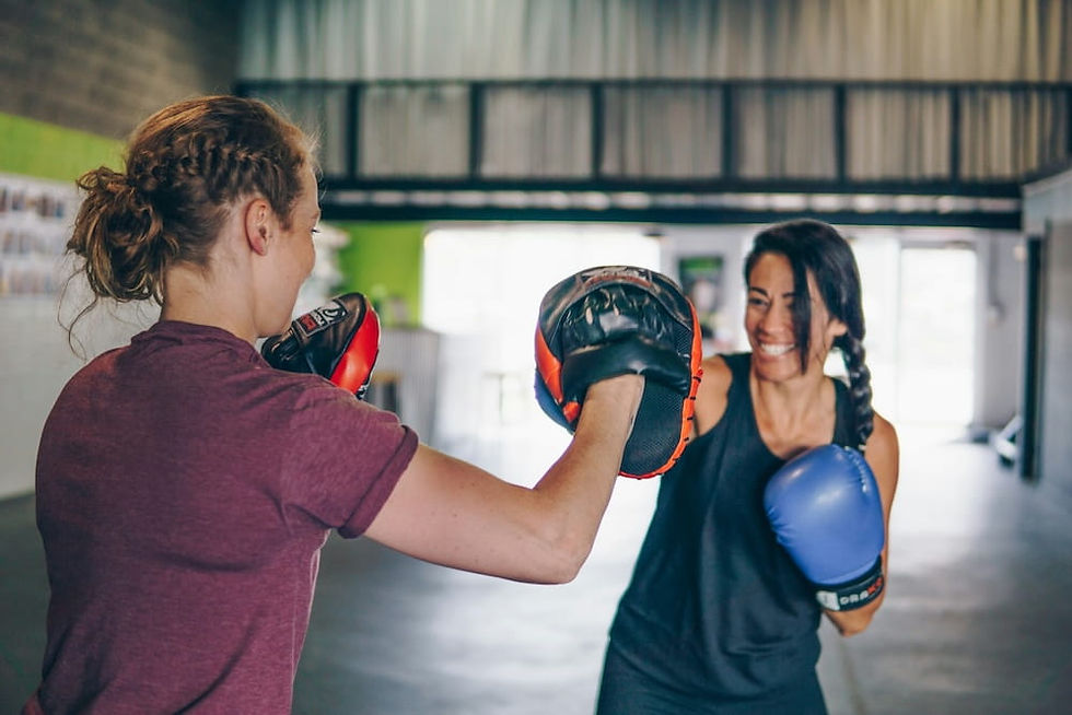 Boxe féminine : 8 idées reçues à oublier pour se lancer enfin