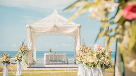 Photo d'une arche de mariage blanche avec vue sur la mer