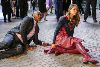 Supergirl - James Olsen e Supergirl lutar ladrões do banco na cena "Crossfire"!