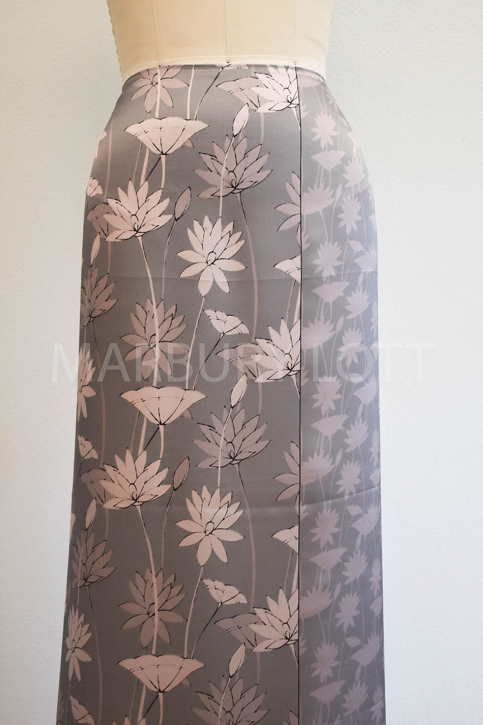 Thumbnail: Antiqued Linear Floral