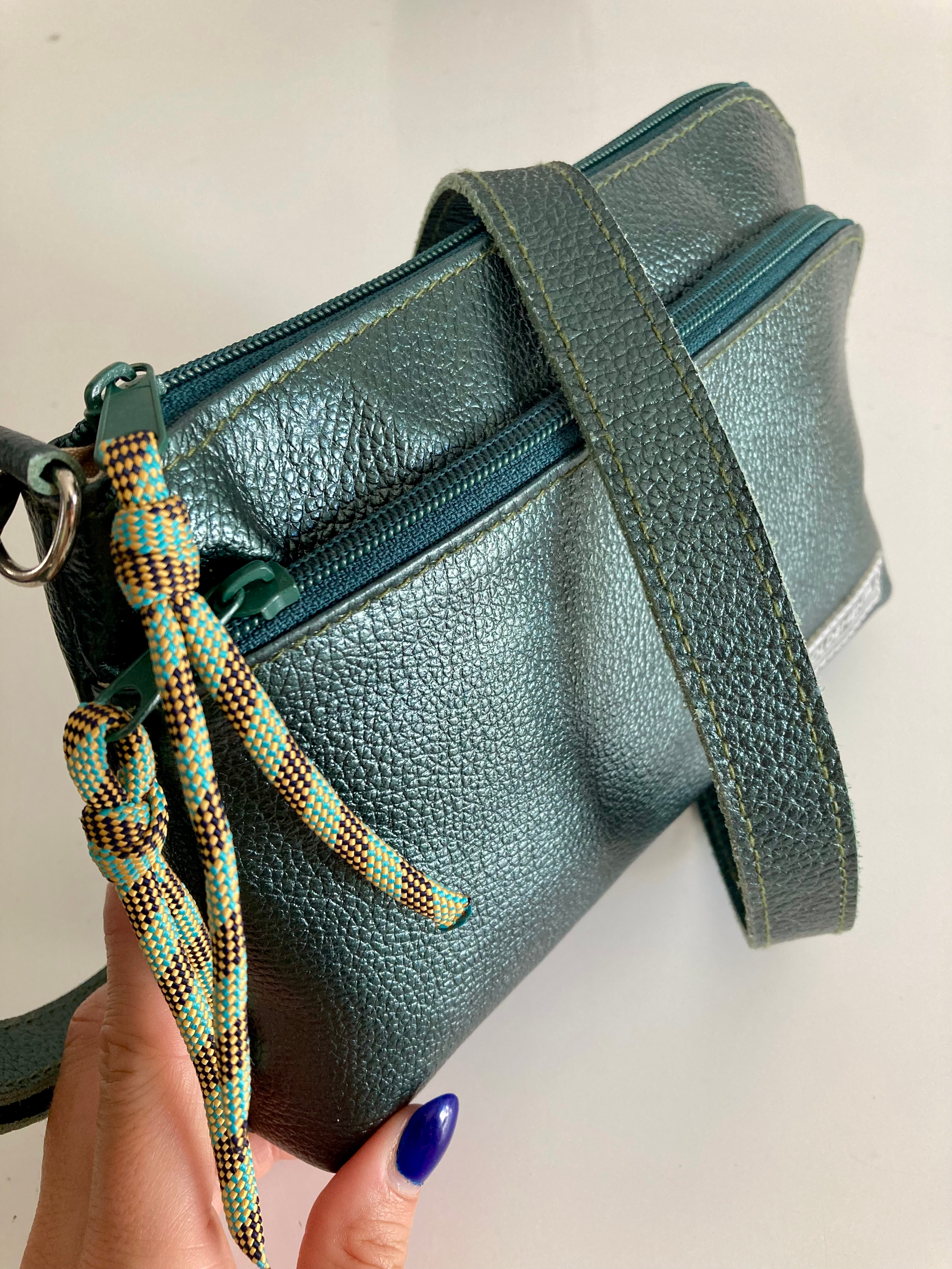 Cartera de viaje de cuero SOFÍA - color petróleo metalizado