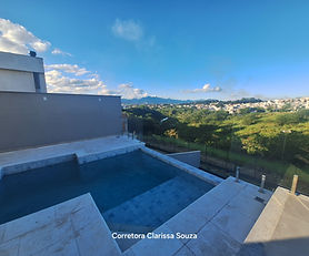 VENDO CASA DE 3 QUARTOS SENDO 1 SUÍTE, ÁREA GOURMET E PISCINA COM BORDA INFINITA E LINDA VISTA NO CONDOMÍNIO ALPHAVILLE RESENDE POR R$1.750.000,00