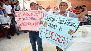 Productores de cacao mostrando agradecimientos a Fedecacao