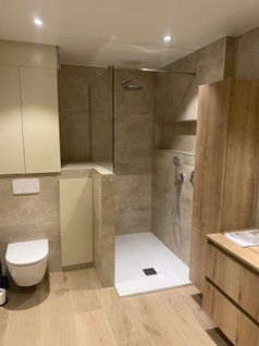 Badkamer met keramische wandtegels en keramisch parket in Lede