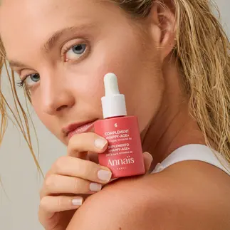 chica rubia con top blanco sujeta un bote de crema de color rosa