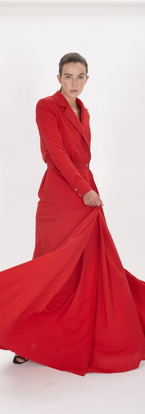 Fotografia de modelo de moda (mujer) con vestido rojo sobre fondo neutro