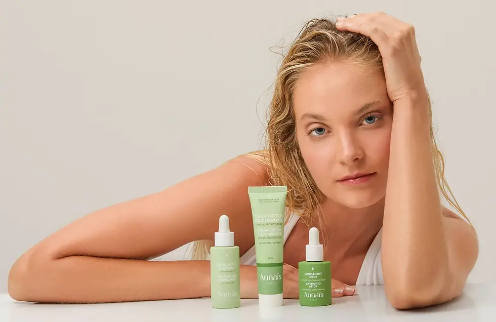 Chica rubia con un top blanco junto con tres botes de cremas de color verde