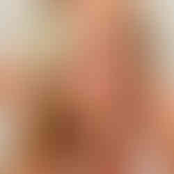 chica rubia sujetando un bote de crema verde