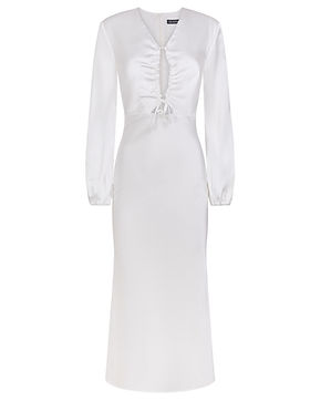 Robe blanche longue sur mannequin invisible.