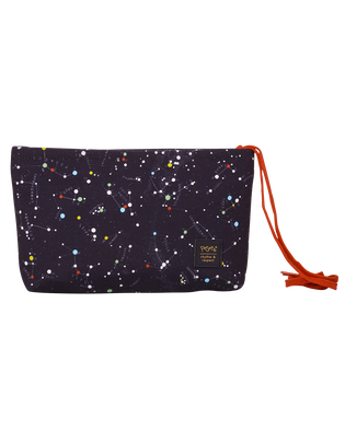 Foto de bolso pequeño con estampado espacial y correa larga sobre fondo blanco