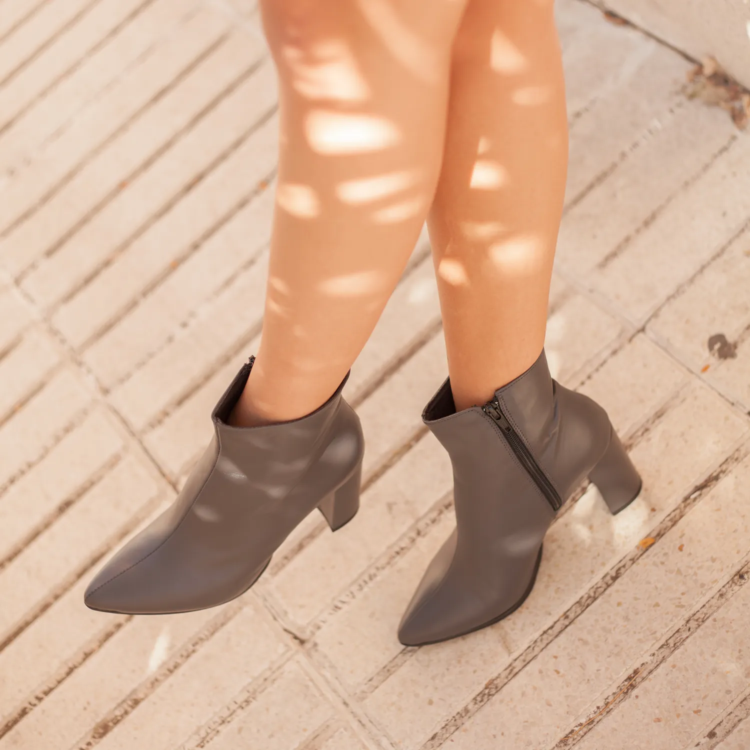 botines con tacón de color marrón