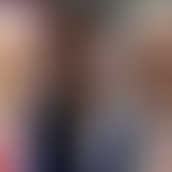 Três homens de meia-idade em close com expressões sérias. Todos usam ternos escuros e gravatas coloridas. Fundo neutro.