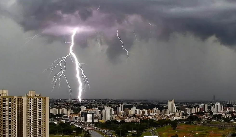 Tempestade em Brasília provocou raios neste domingo (25). (Foto: reprodução/ilustração)
