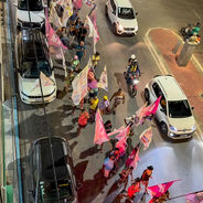 Caminhada e carreata na Avenida Coronel Antônio Japiassú reúnem grupo reduzido; fontes citam concurso de 2022 e fim de 1.500 contratos temporários.