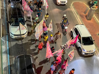 Caminhada e carreata na Avenida Coronel Antônio Japiassú reúnem grupo reduzido; fontes citam concurso de 2022 e fim de 1.500 contratos temporários.