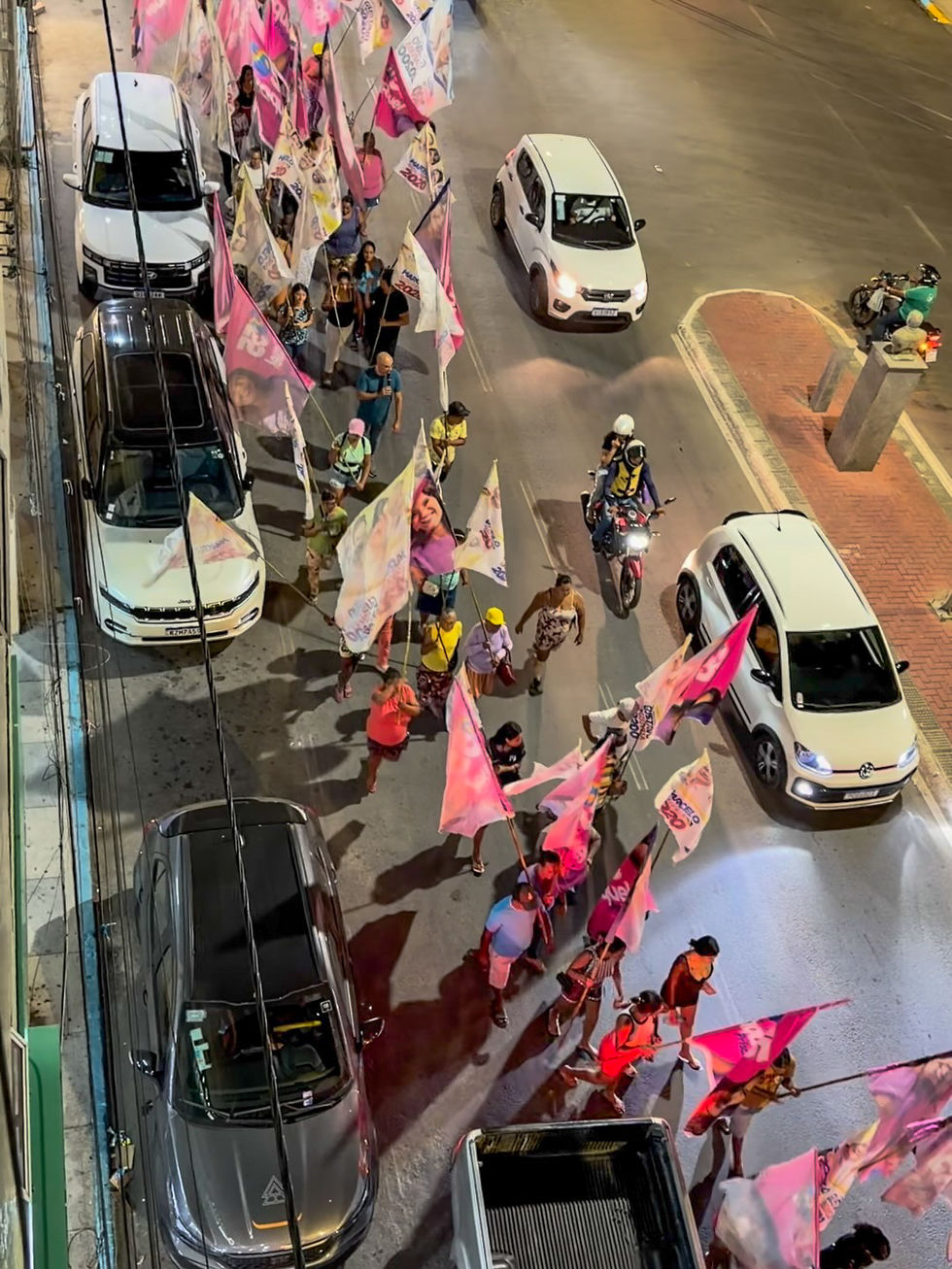 Caminhada e carreata na Avenida Coronel Antônio Japiassú reúnem grupo reduzido; fontes citam concurso de 2022 e fim de 1.500 contratos temporários.