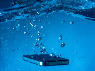 Celular caiu na água, o que fazer? | Foto: Sergey Meshkov/Pexels