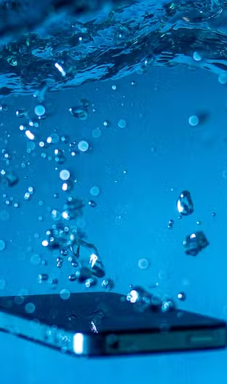 Celular caiu na água, o que fazer? | Foto: Sergey Meshkov/Pexels