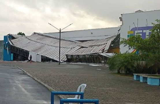 Escola pública estadual em Pernambuco em dia letivo, tema central da disputa sobre educação, merenda e infraestrutura.
