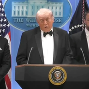 Três homens de terno preto em um pódio com o selo presidencial. Fundo azul com bandeiras americanas e logotipo da Casa Branca.