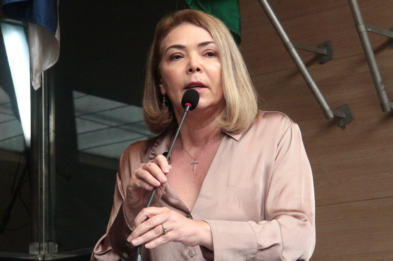 Liana Cirne critica equipe de Flávio Bolsonaro sobre fim da escala 6x1.