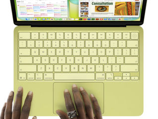 Laptops de cores variadas flutuam. O superior exibe um e-mail sobre uma exposição com a imagem de um gato da sorte. Texto visível: "LUCK CHARM".