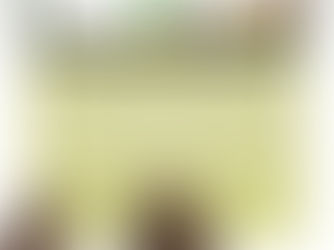 Laptops de cores variadas flutuam. O superior exibe um e-mail sobre uma exposição com a imagem de um gato da sorte. Texto visível: "LUCK CHARM".