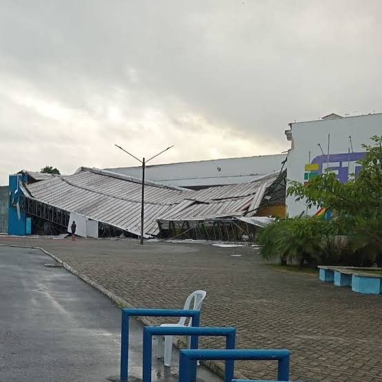 Escola pública estadual em Pernambuco em dia letivo, tema central da disputa sobre educação, merenda e infraestrutura.