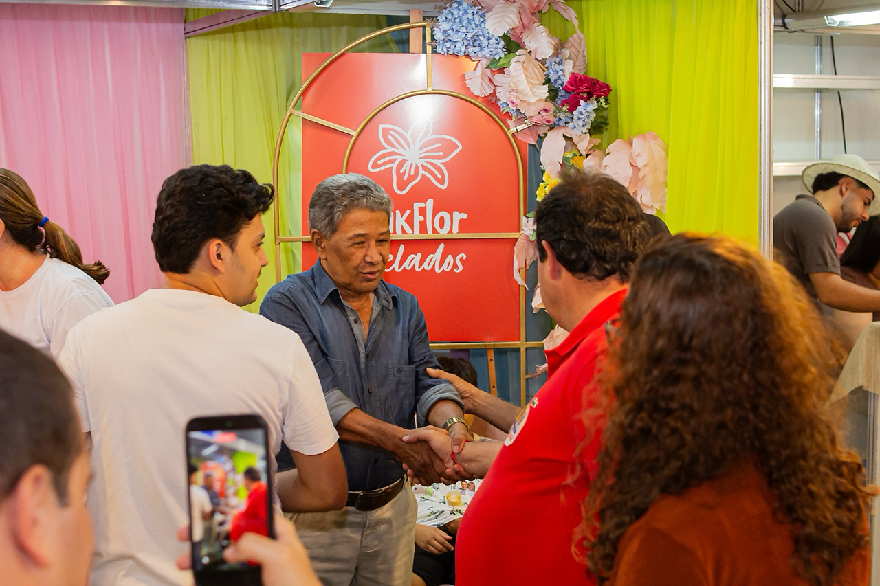 Luciano Pacheco durante visita à Itaíba Agroshow, em Itaíba