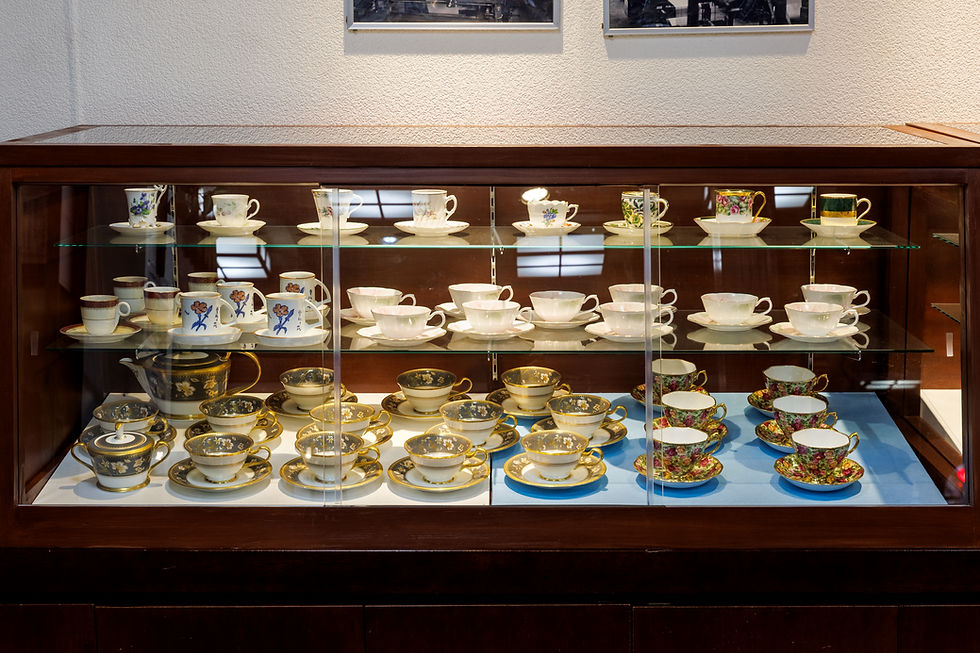 文芸茶房-ティーカップ展示2.jpg