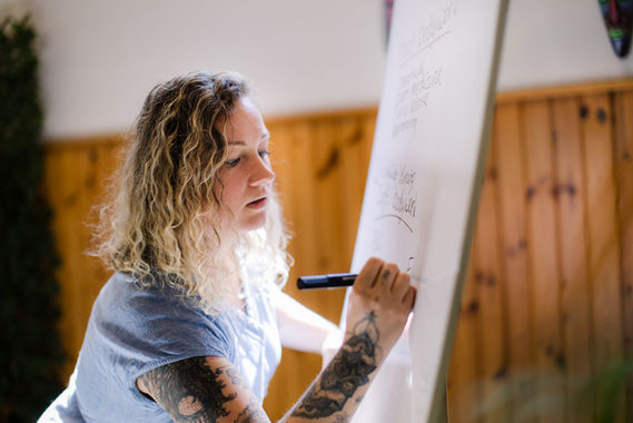 Mankind coach Jenneke van Genechten in Amstenrade is specialist in plantmedicijnen, ademtherapie en mindfulness. 