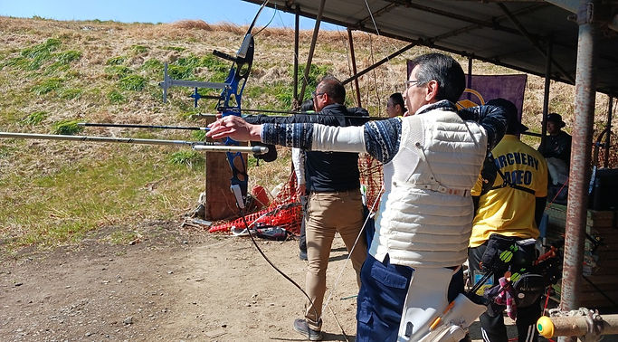 フィールドで矢を射る瞬間