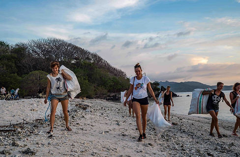 Beach-clean-Manta-Dive-Gili-Trawangan__FocusFillWyIwLjAwIiwiMC4wMCIsMTQ0MCw5NDBd.jpg