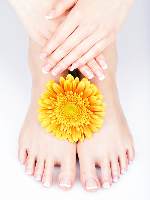 foto-primer-plano-pies-femeninos-salon-spa-procedimiento-pedicura-manicura-imagen-enfoque-