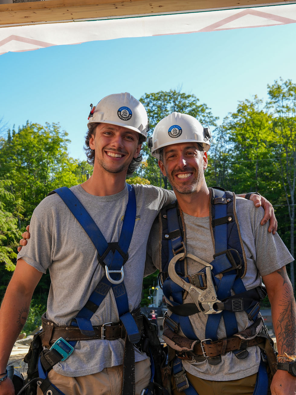 Les deux fondateurs d’Arfang Construction sur un chantier dans Lanaudière