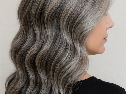 Adeus às Tinturas Radicais: A Nova Tendência que Disfarça os Cabelos Brancos e Rejuvenesce o Rosto