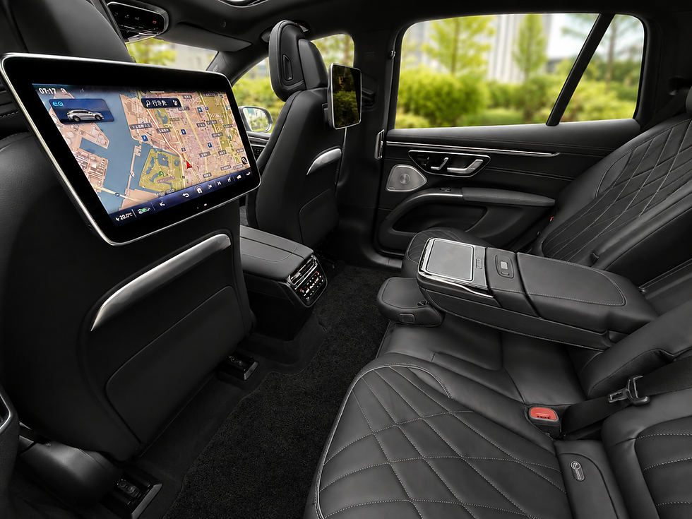 メルセデス・ベンツ EQS SUVの後席。MBUXリアタブレットを備えた快適な車内。