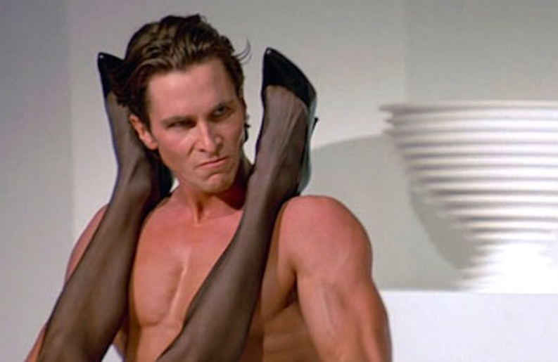 La scena del ménage à trois in American Psycho è una coreografia narcisistica. Patrick Bateman non fa sesso: esercita potere, registra la propria immagine, domina. Le donne sono corpi-oggetto, strumenti della sua dissociazione. Lo specchio diventa il vero partner: Bateman si possiede, non ama. È sesso senza soggetto, rituale autistico dove il piacere è assente e la violenza imminente. Simbolicamente, è il capitalismo del desiderio che si consuma fino all'annientamento.