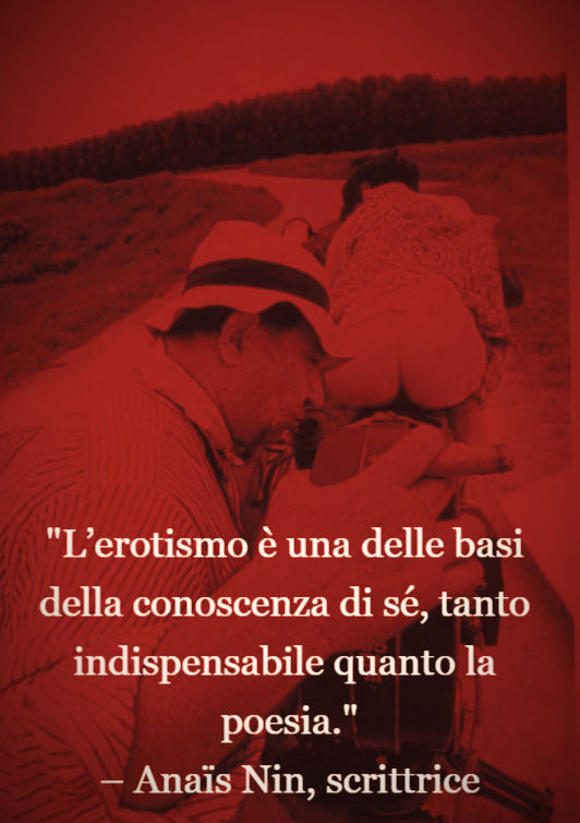 Tinto Brass è stato un regista, sceneggiatore e montatore italiano, celebre per aver rivoluzionato l’erotismo cinematografico con uno stile audace, provocatorio e profondamente estetico. Autore di cult come Salon Kitty, Caligola Miranda, Capriccio, Monella e Così fan tutte, ha saputo fondere sensualità e ironia, trasformando il corpo femminile in un manifesto di libertà visiva e narrativa. Dietro l’immagine trasgressiva, un raffinato intellettuale del cinema, attento alla fotografia, al montaggio e all’arte del desiderio.