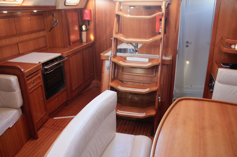 Vue sur la cuisine depuis le carré.