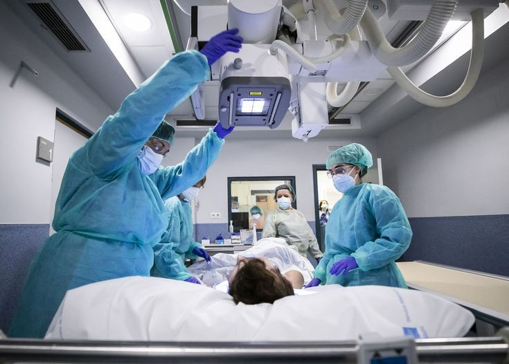 Durante la segunda semana de noviembre de 2025, el sistema de salud de Colombia enfrenta una crisis sin precedentes que afecta a millones de pacientes en todo el país. Esta crisis se ha visto reflejada en el aumento de acciones judiciales para exigir el derecho a la salud y en un récord de quejas ciudadanas. Entre enero de 2024 y julio de 2025, las tutelas por vulneración al derecho a la salud subieron un 34%, mientras que las quejas ante la Superintendencia de Salud suman 685.000 en lo corrido del año, lo que representa un crecimiento del 35% frente al mismo periodo del año anterior