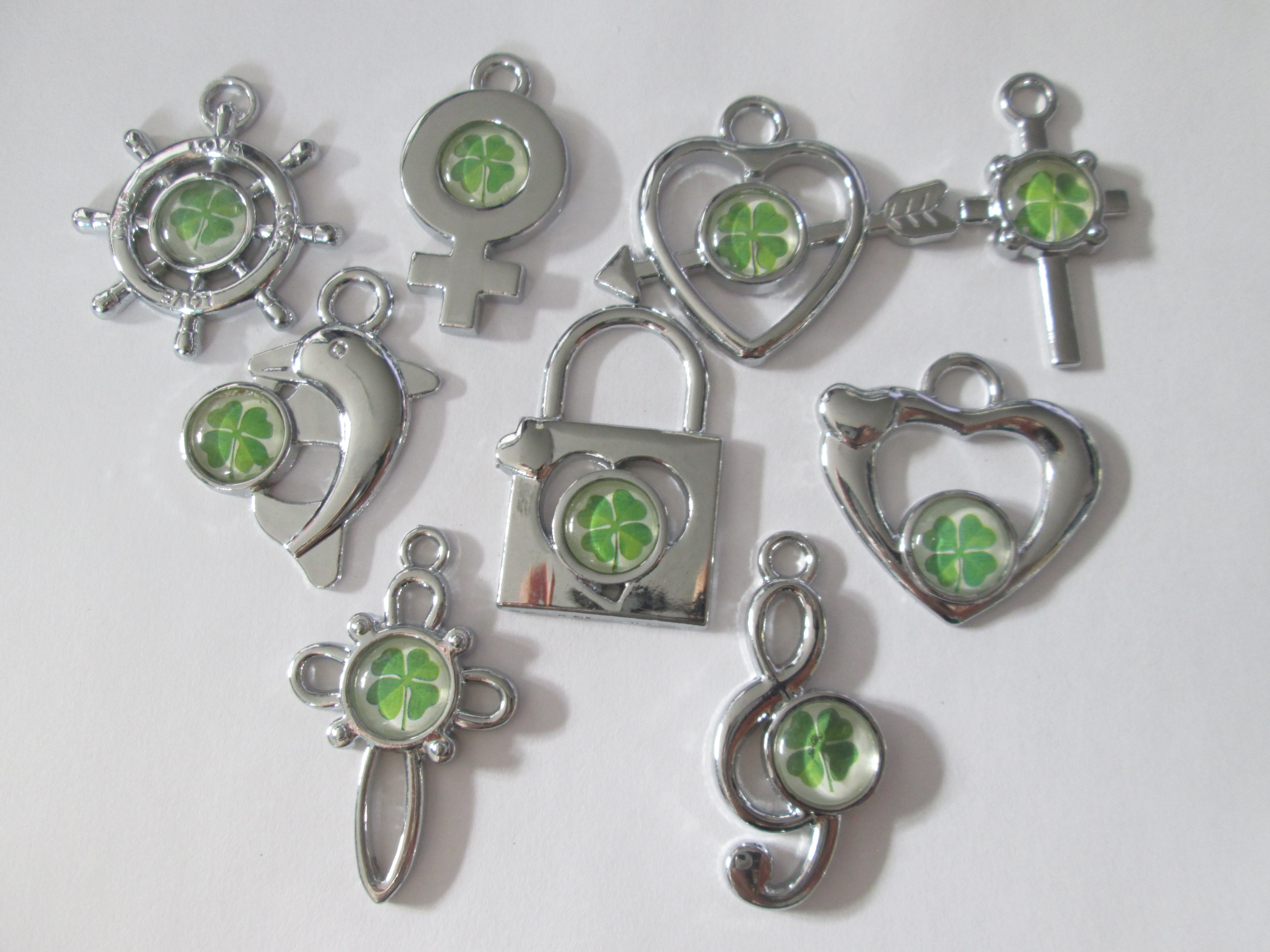 un pendentif à cabochon trèfle -  métal argenté