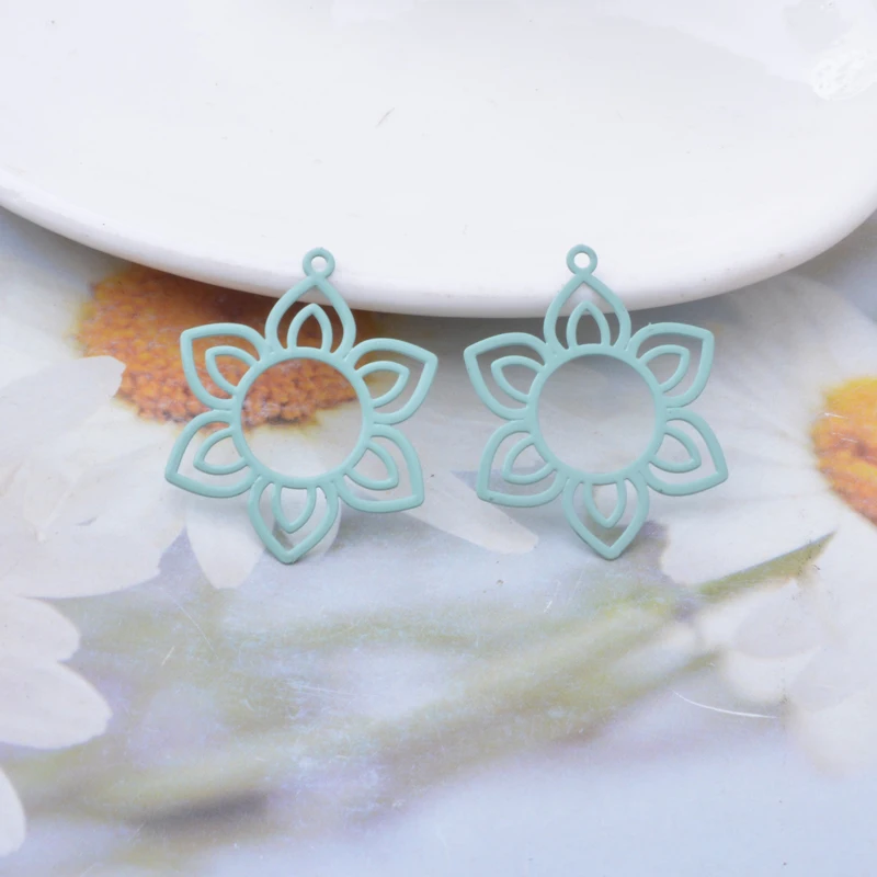 Miniature : 2 estampes fleur filigrane - 30 x 27 mm - laiton - 10 coloris